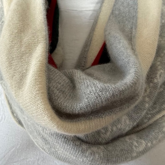 Gucci Wool Scarf - Authentic Luxury Note: Hat shown in photos is not included. - Picture 6 of 14